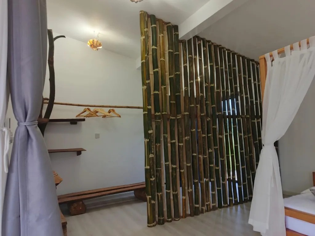 Eagle Bay Retreat Ocean Twin Villa bamboo wall and bed